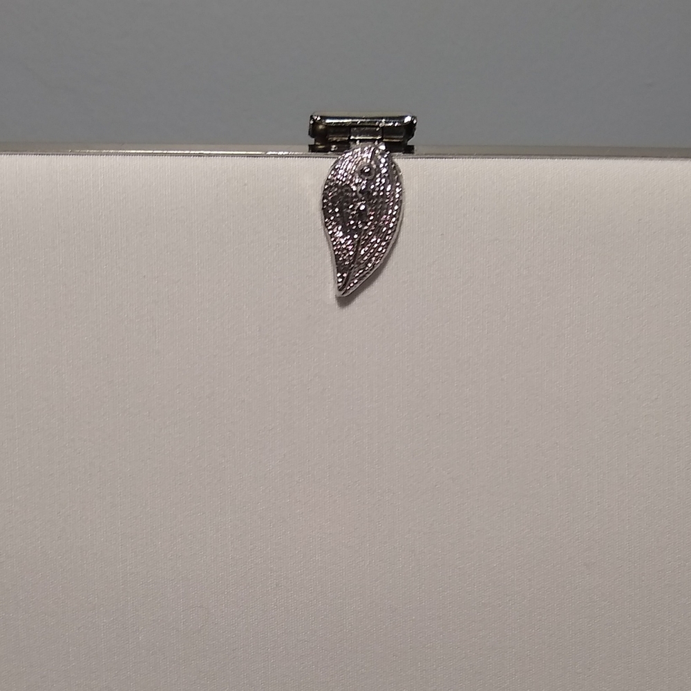 Vintage Women's White Clutch Purse NWT & Brouch - Picture 7 of 8